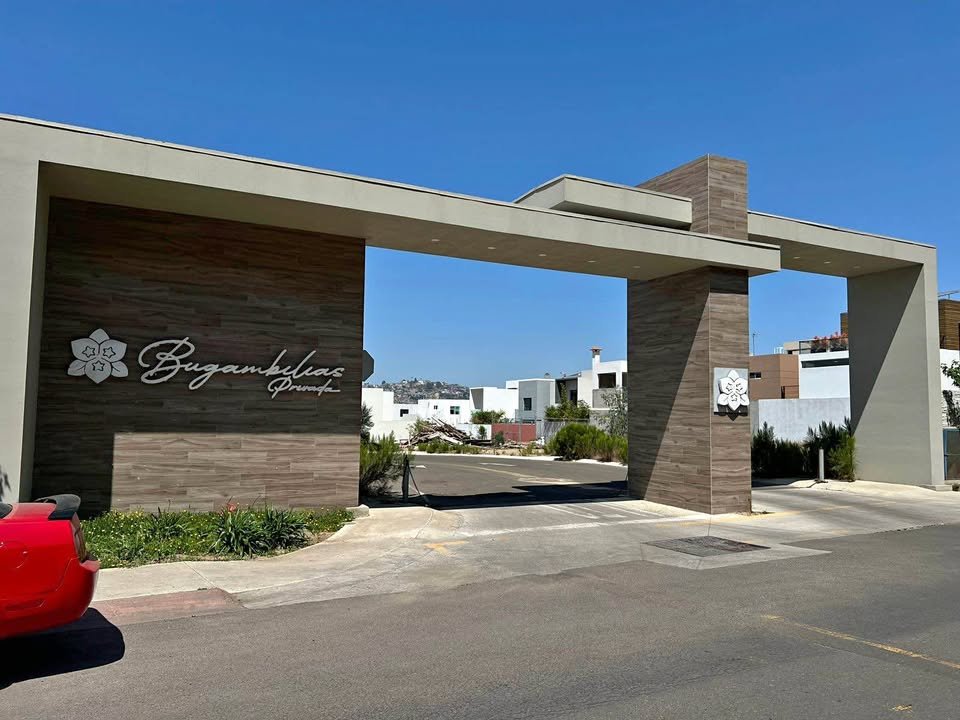 Casa en Venta de 3 pisos en residencial Hacienda Aguacaliente